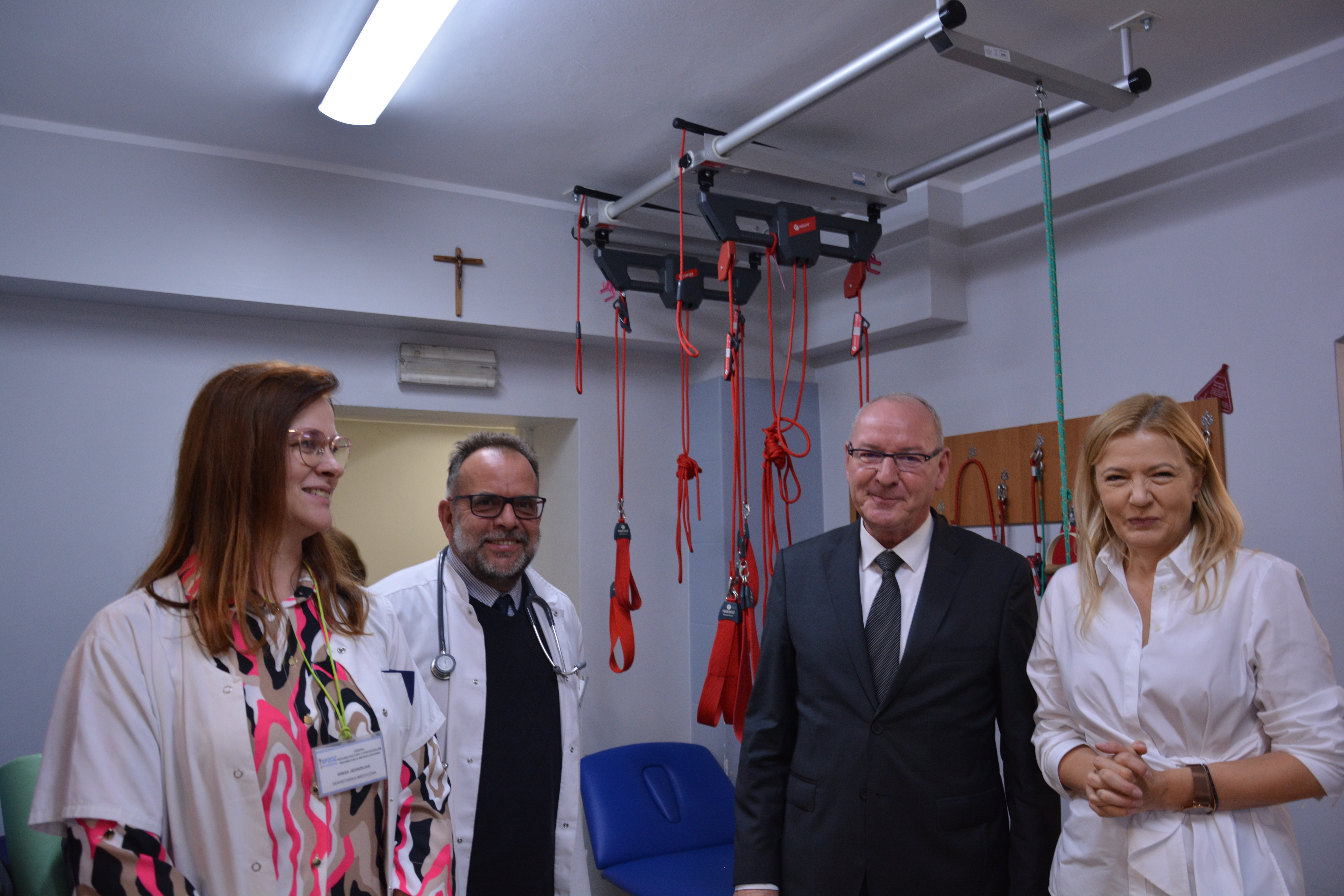Burmistrz rozmawia z personelem szpitala