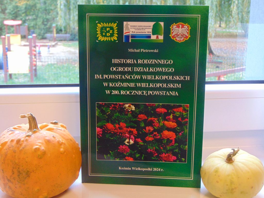 Książka , a obok niej dynie.