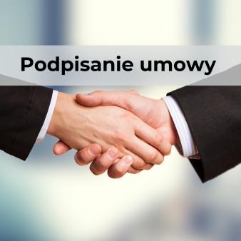 Podpisanie umowy na remont boiska