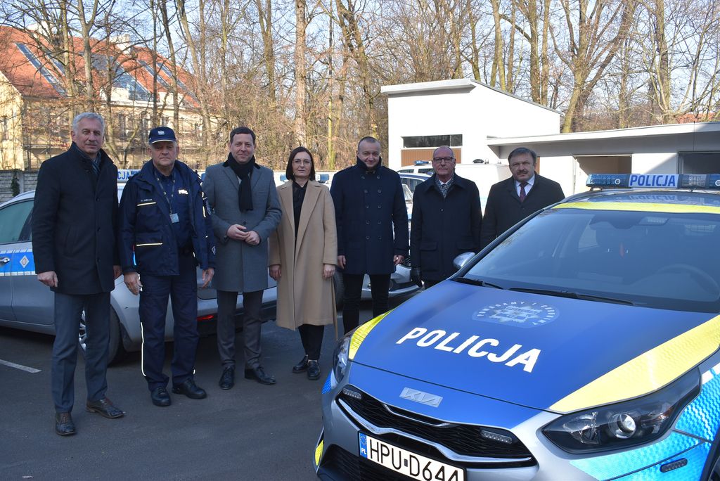 Gmina Koźmin Wielkopolski wsparła zakup samochodu dla policji  